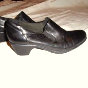 Clarks black bootie shoe 7.5 M